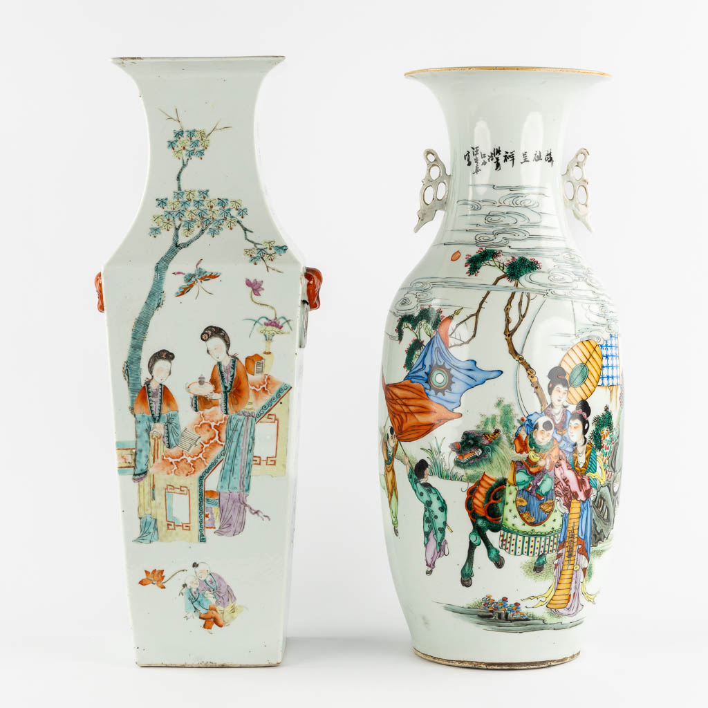 Twee Chinese vazen met decor van dames, vierkant en rond. (L:19 x W:22 x H:59 cm)