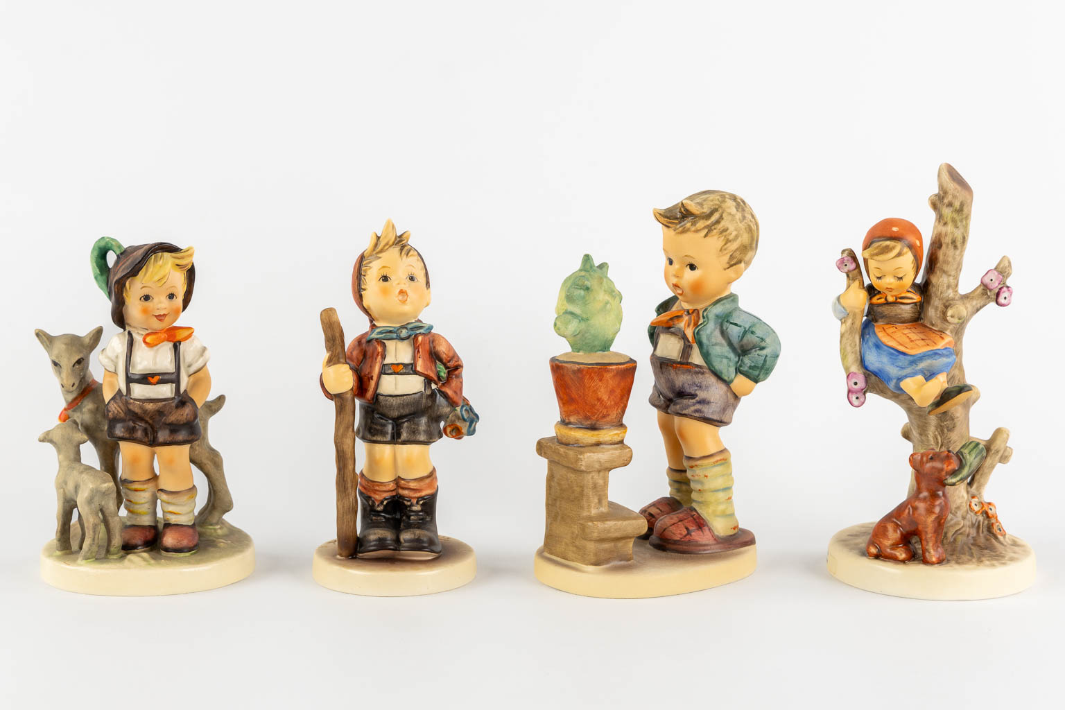 Hummel, 13 figurines. (H:16 cm)