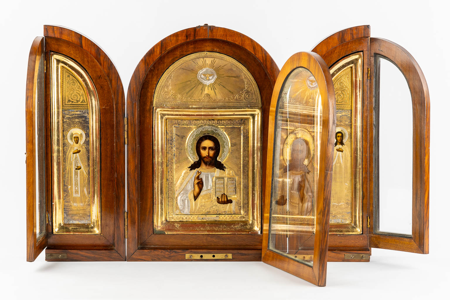 Een Russisch Triptiek icoon, Christus Pantocrator en twee heiligen, Vermeil Rizza, mahonie. Circa 1900. (L:7,5 x W:66 x H:48 cm)