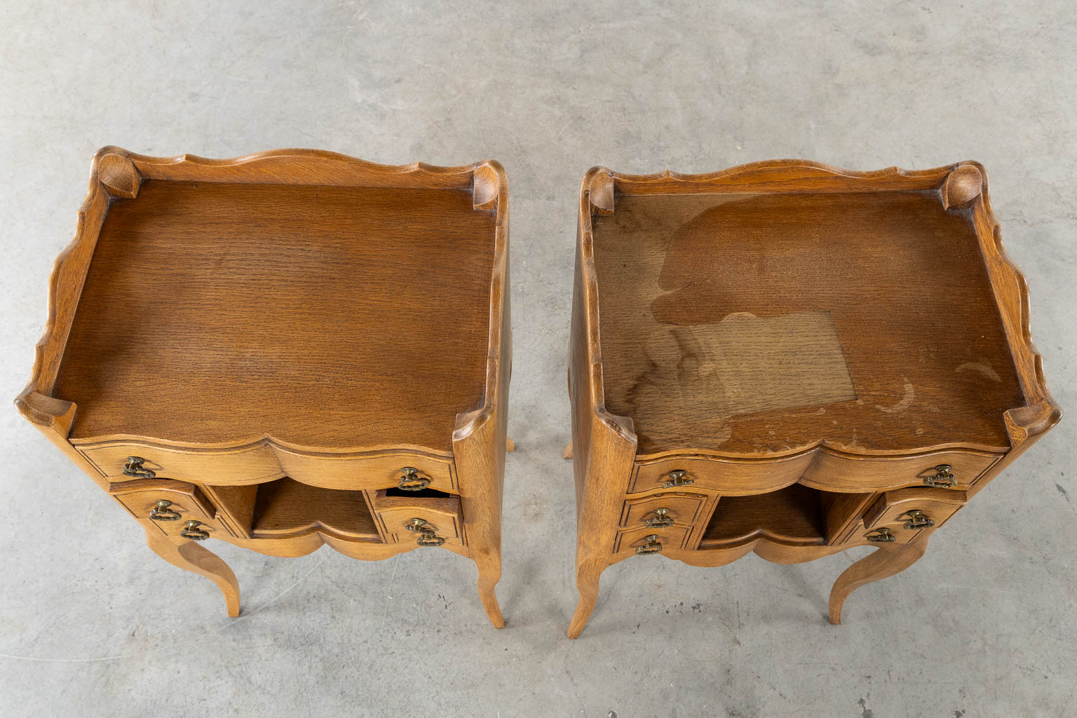 A decorative pair of oak nightstands or side tables. (L:34 x W:45 x H:80 cm)