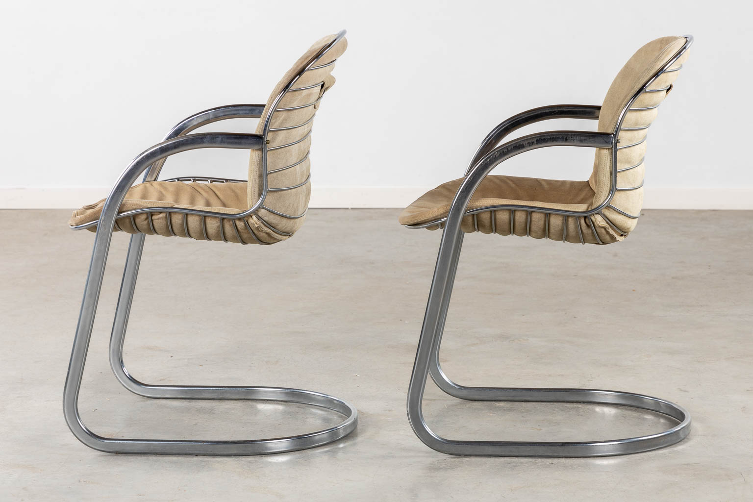 A pair of cantilever chairs, chromed metal. in the style of Gastone Rinaldi. (L:60 x W:52 x H:82 cm)