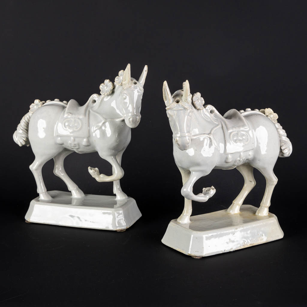 Delft, a pair of horses. 18th/19th C. (L:10 x W:23 x H:25 cm)