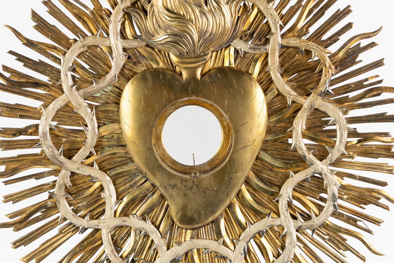 A sunburst monstrance with Sacred Heart, Crown of Thorns. gilt brass, 19th C. (L:19 x W:38,5 x H:67 cm)