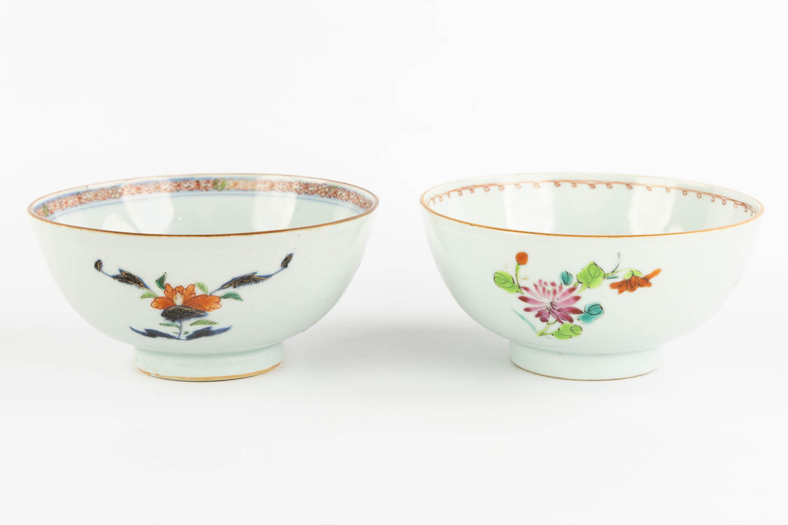 A collection of Chinese porcelain, Blue-white, Canton, Famille Rose and Imari. 18th/19th C. (D:29 cm)