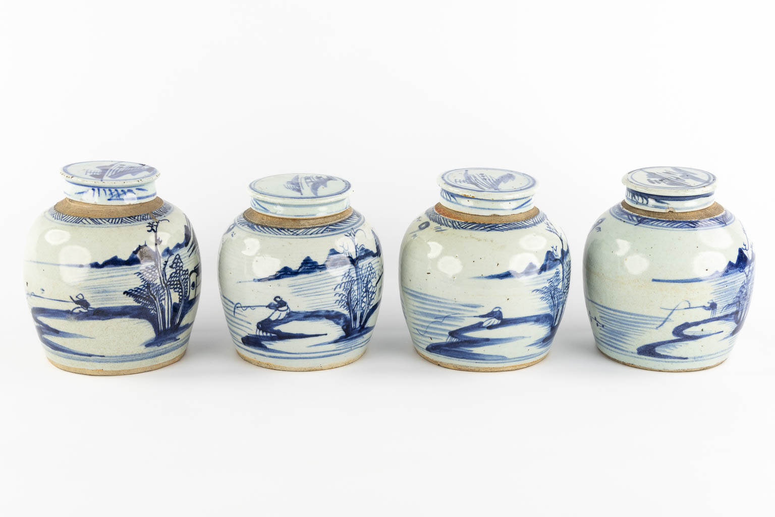 Vier bijpassende Chinese gemberpotten, blauw-wit steengoed. (H:18 x D:16 cm)