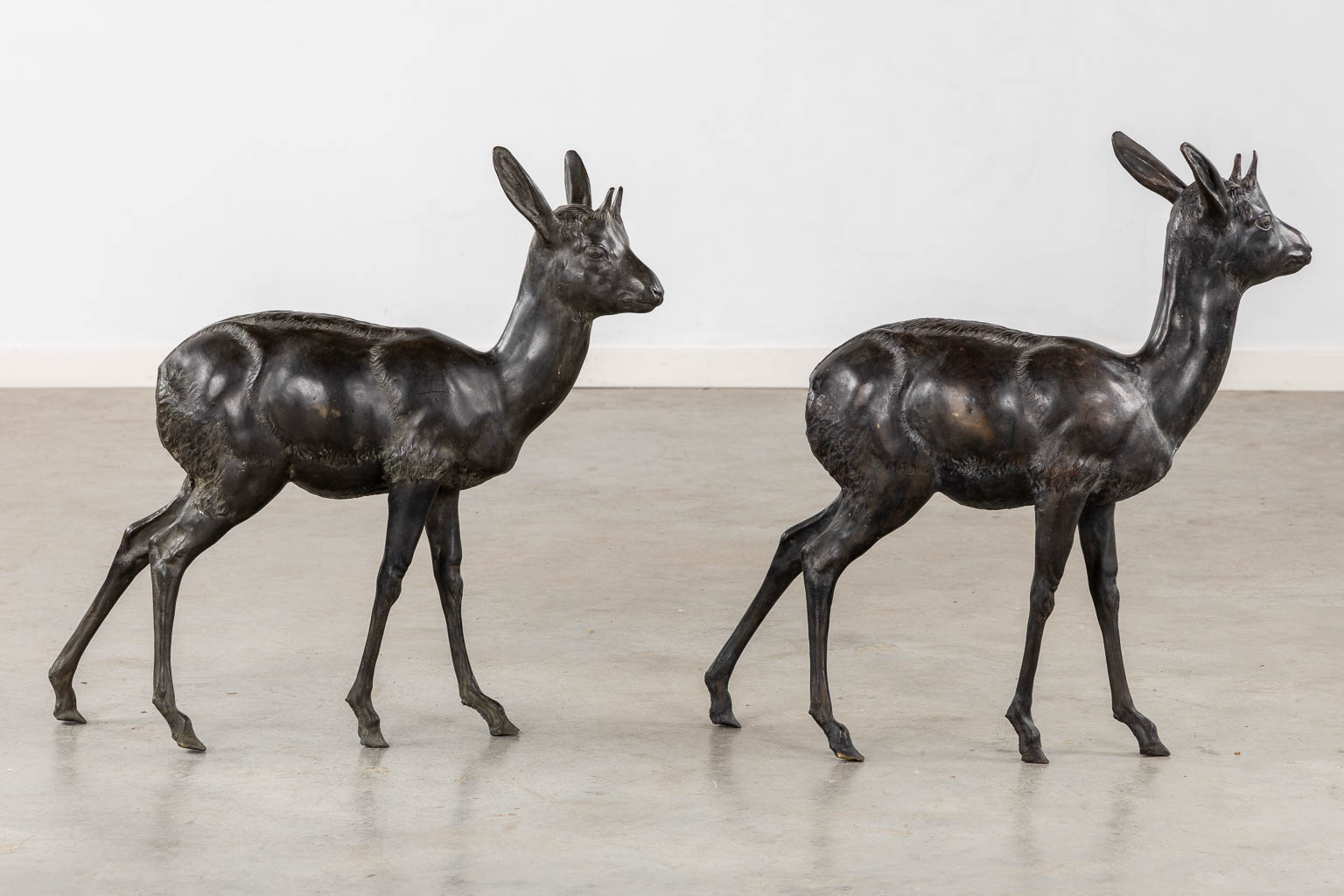 A very decorative pair of deer, patinated bronze. Circa 1970. (L:16 x W:70 x H:66 cm)