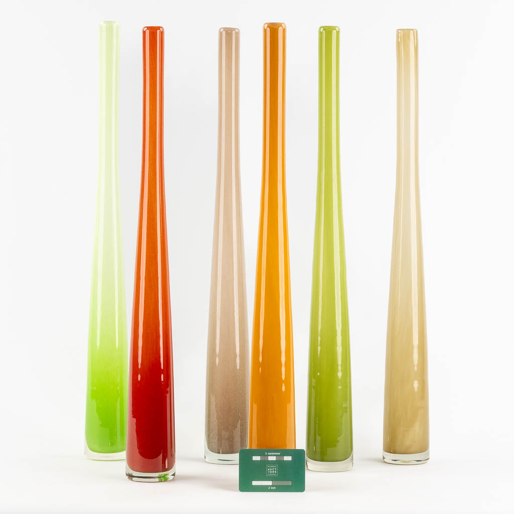 Zes hoge vazen, gekleurd glas, Leerdam, Nederland. (H:60 x D:6,5 cm)