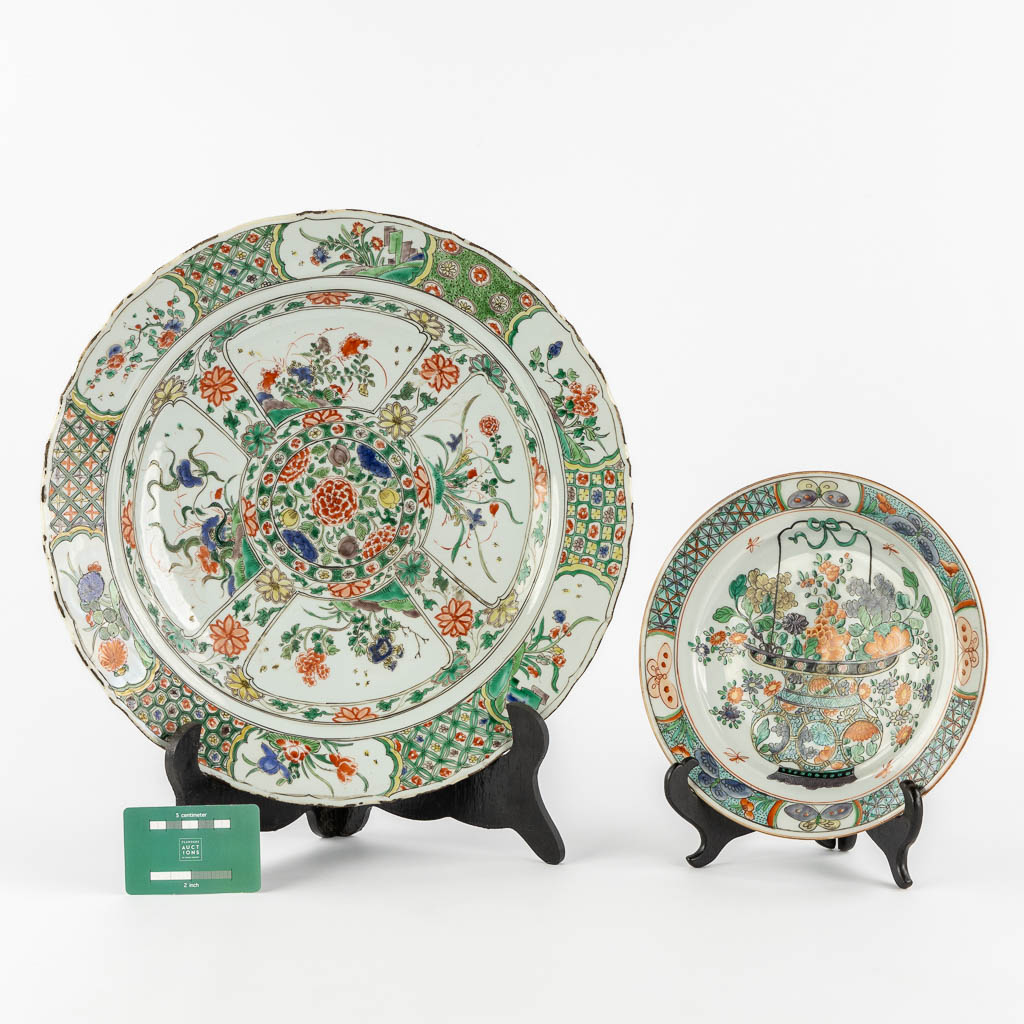 A Chinese Famille Verte plate, Kangxi period. Added a Samson plate. (H:5,5 x D:38 cm)