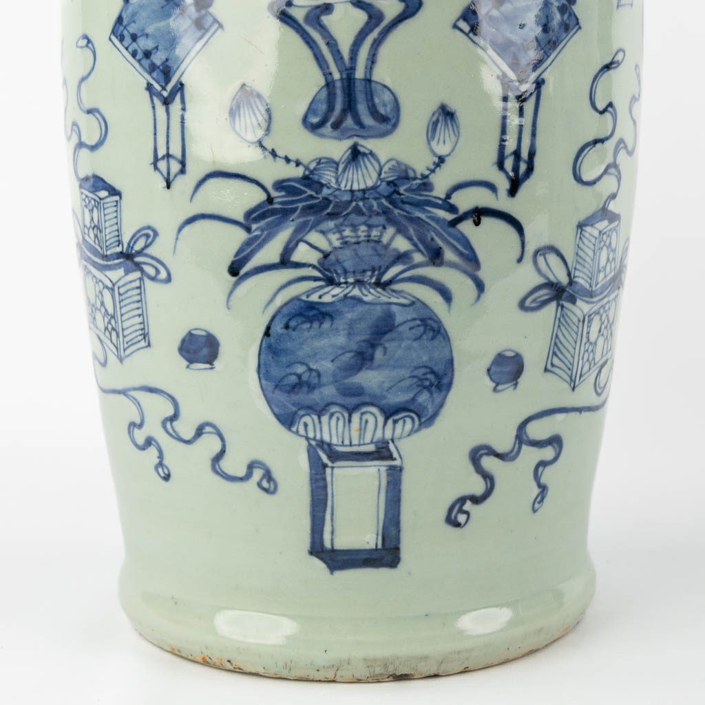 A pair of Chinese vases with a blue-white Antiquities decor. (H:58 x D:20 cm)