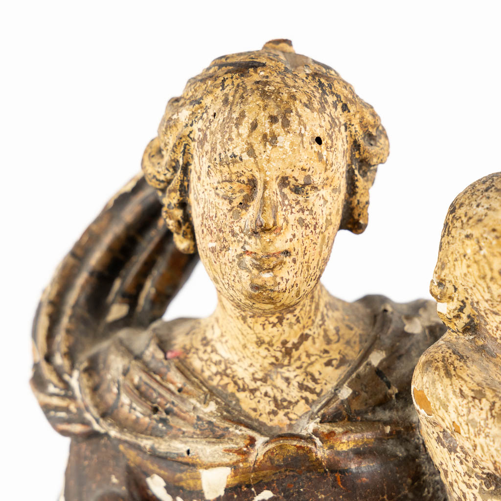 Een antieke houtsculptuur van Madonna met kind. 17de/18de eeuw. (L:11,5 x W:16 x H:45 cm)