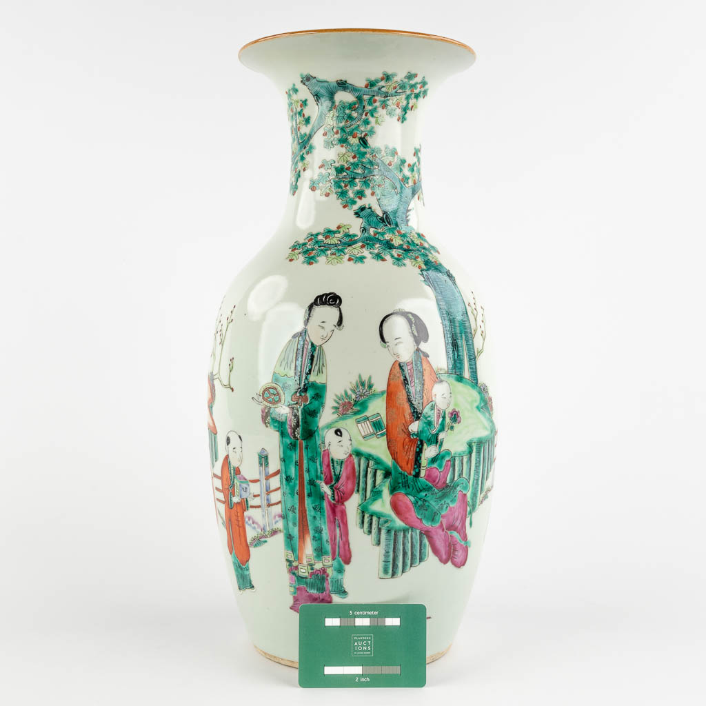 A Chinese vase decorated with ladies and children, 19th/20th C. (H:44 x D:21 cm)