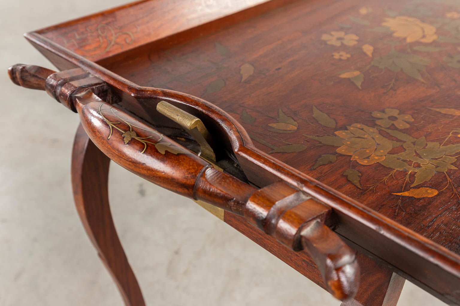 A serving tray with Chinoiserie decor and marquetry copper inlay, foldable legs. Circa 1900. (D:35 x W:67 x H:50 cm)