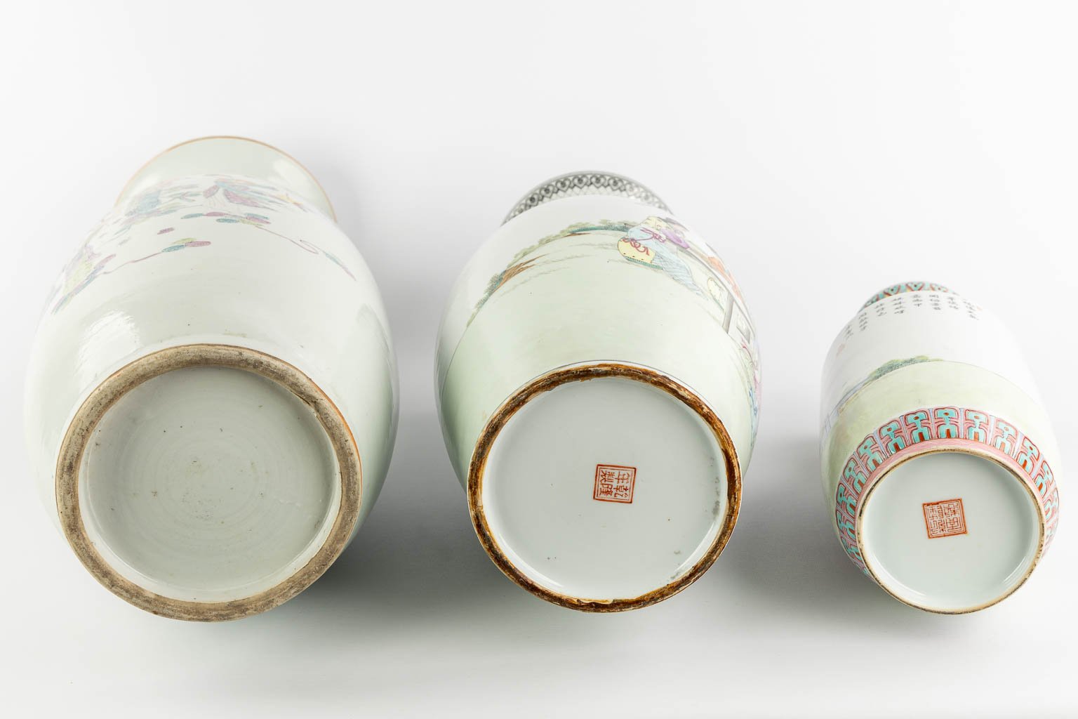 Drie Chinese vazen met decor van dames. (H:58 x D:23 cm)