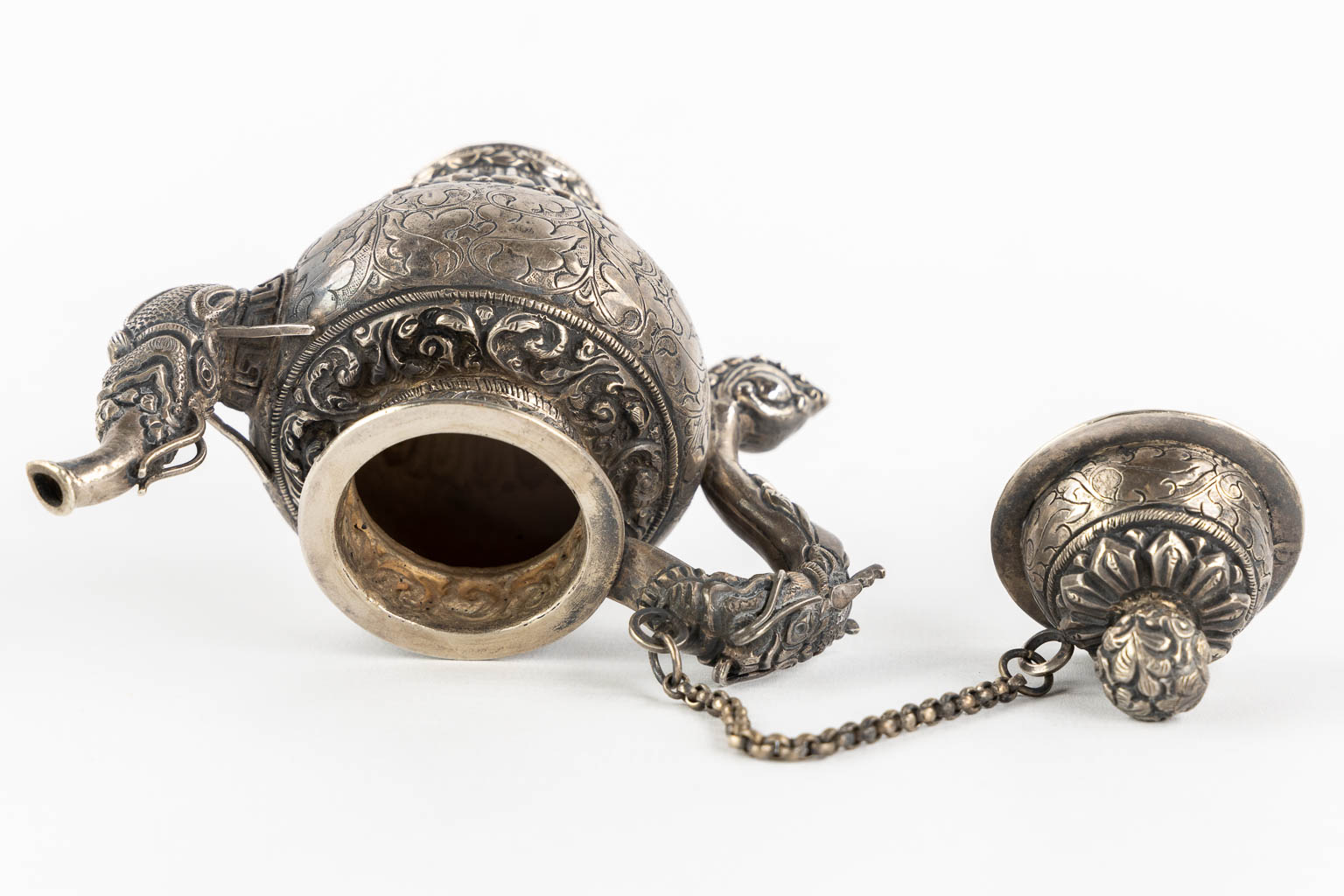 A small silver and Ceremonial teapot, Probably Tibet. (L:7 x W:12 x H:11,5 cm)