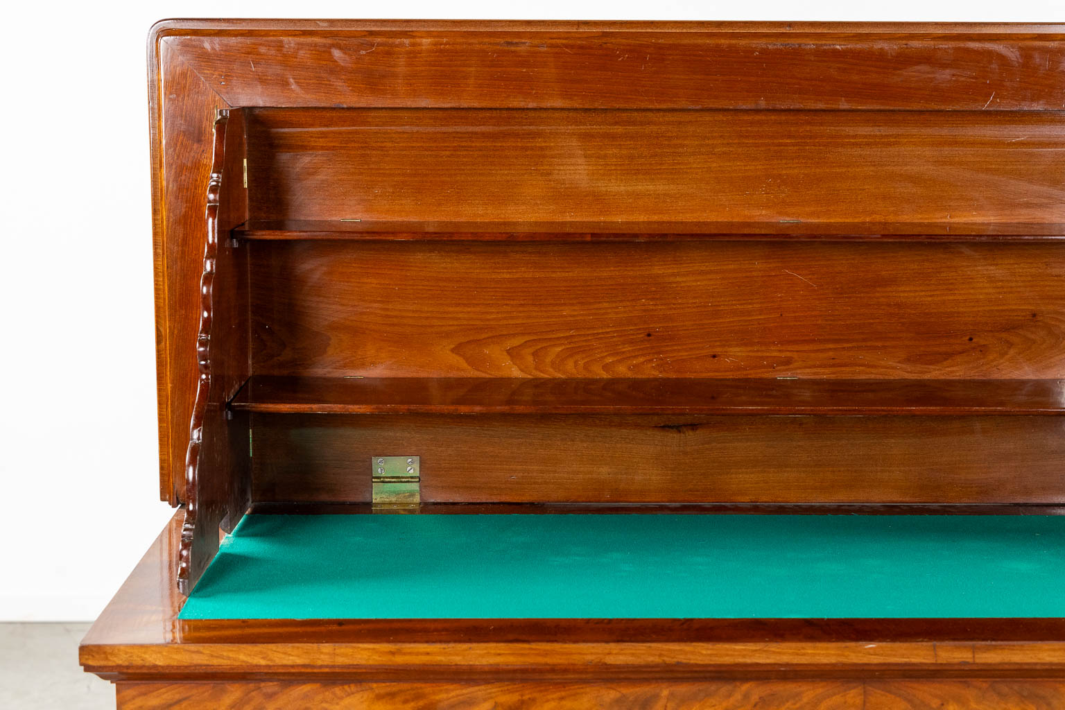 A sculptured mahogany console table with display cabinet, 19th C. (L:51 x W:135 x H:95 cm)