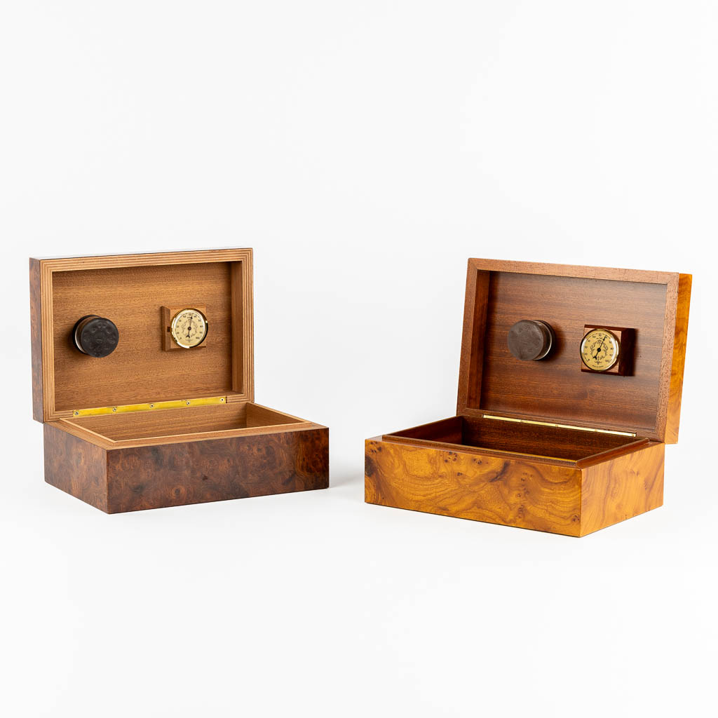 A set of 2 vintage Cigar Humidor's, Burlwood. 