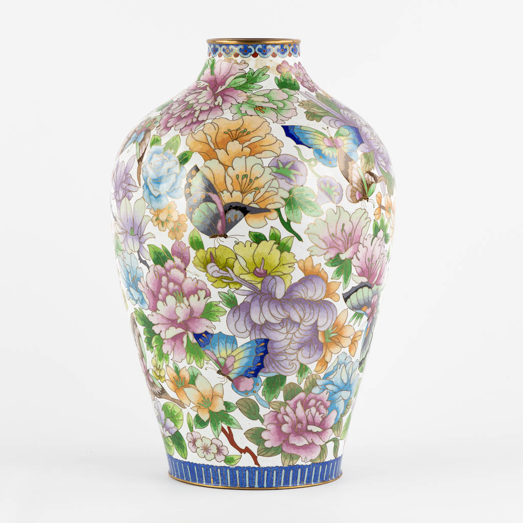 Een decoratieve cloisonné email vaas, fauna en flora. (H:39 x D:23 cm)