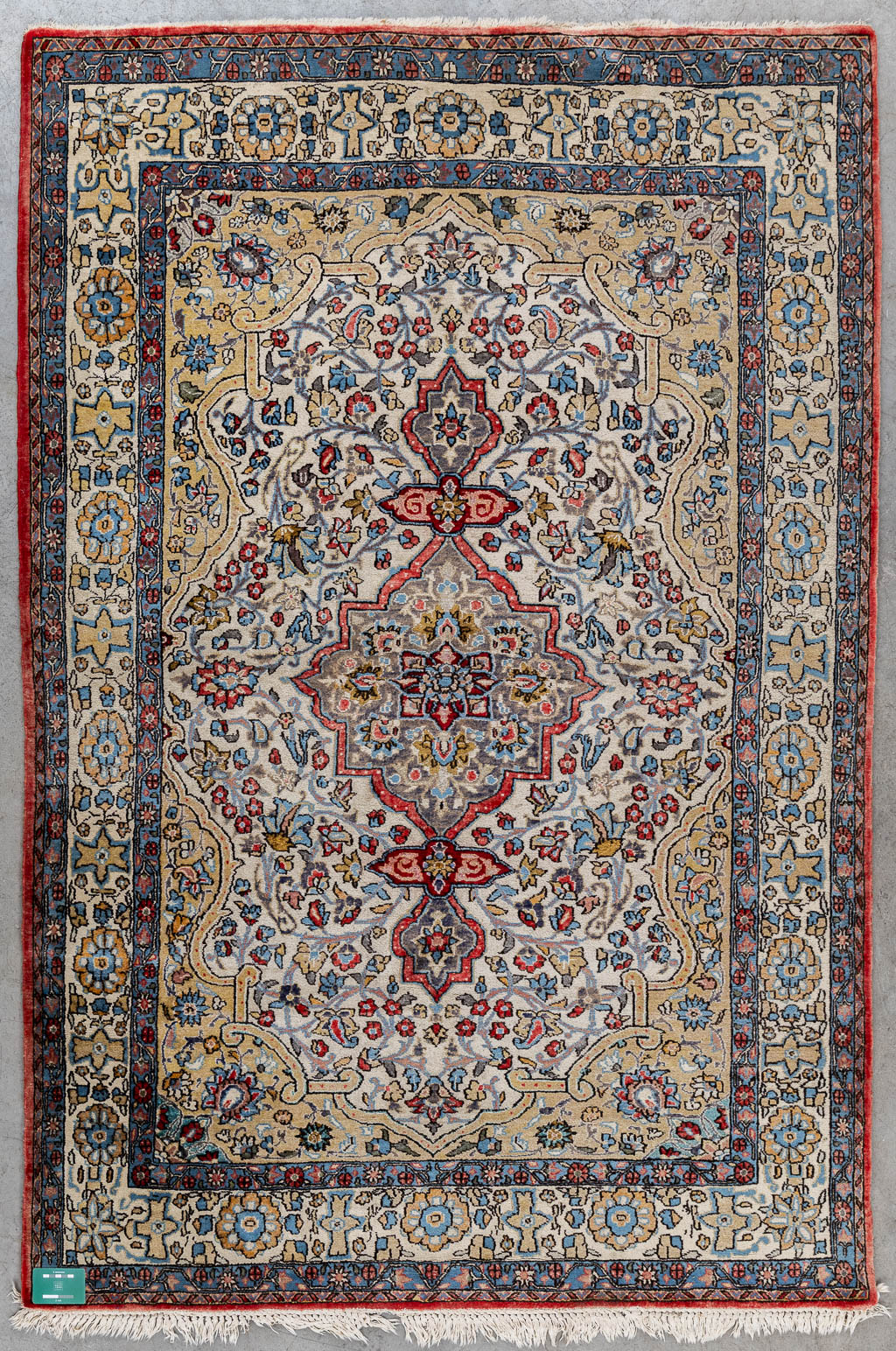 A Persian hand-made carpet, Sarough/Sarouk. (L:210 x W:139 cm)