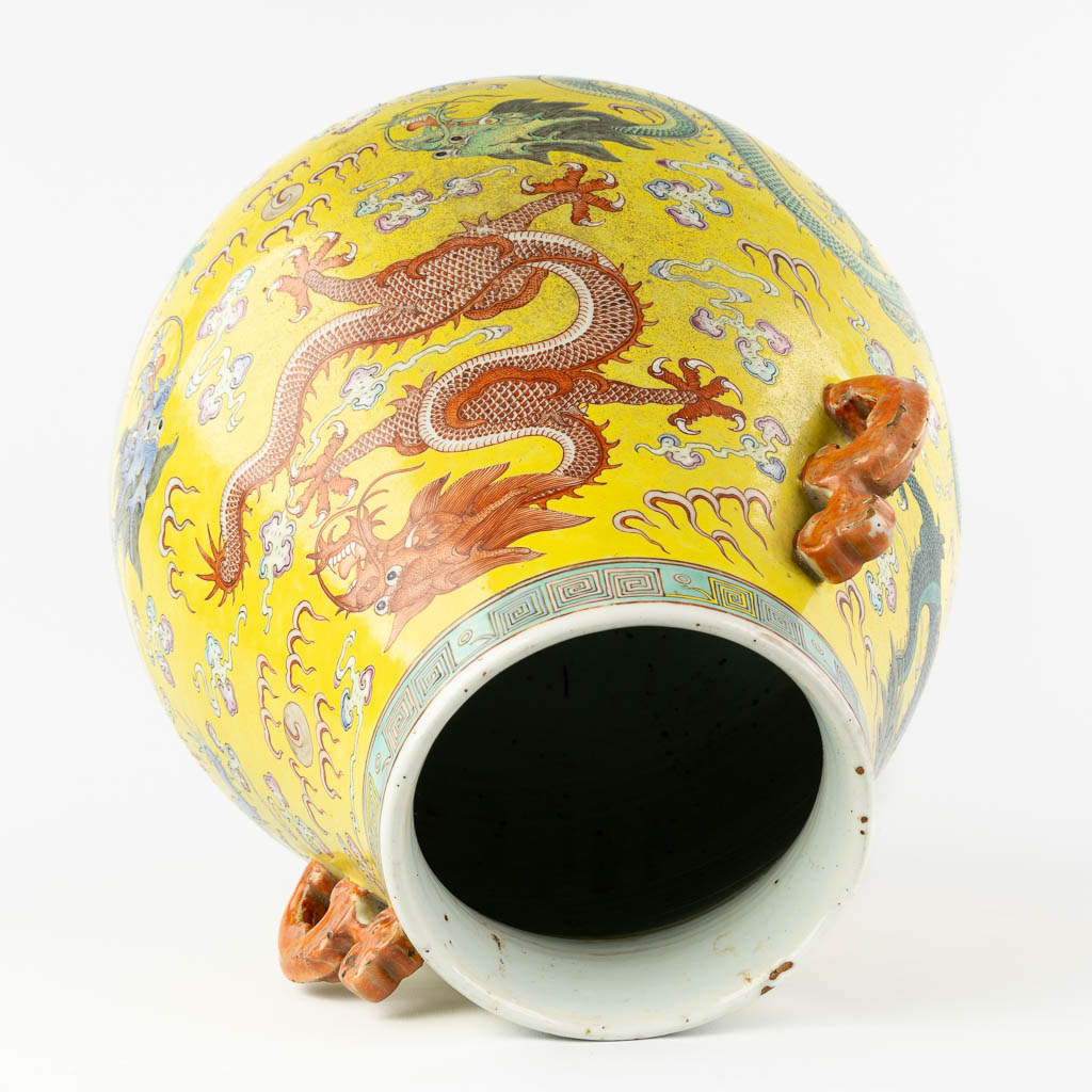 A large yellow Chinese vase with a dragon decor, Kangxi mark, 19th C. (H:47 x D:37 cm)