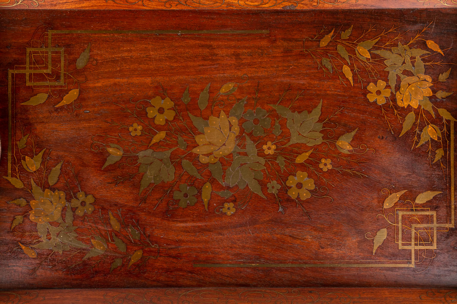 A serving tray with Chinoiserie decor and marquetry copper inlay, foldable legs. Circa 1900. (D:35 x W:67 x H:50 cm)