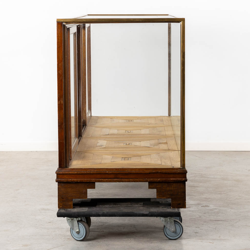 An antique English shop display cabinet, shop counter, Showcase. Brass, wood and glass. (L:62 x W:245 x H:92 cm)