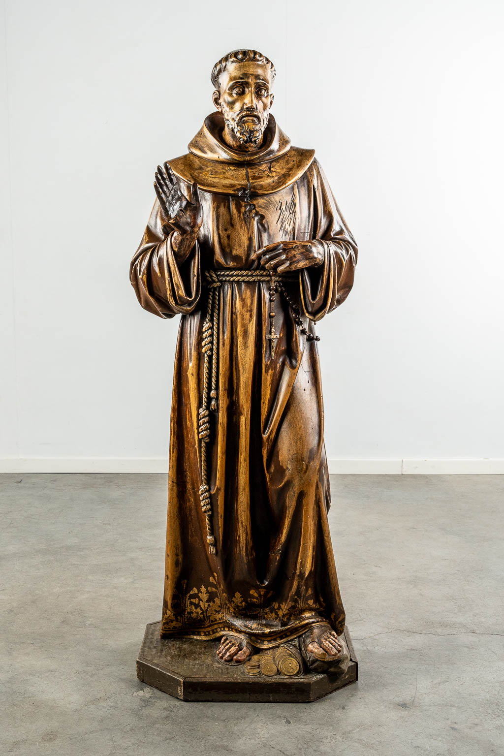 Een antieke houtsculptuur 'Franciscus van Assisi', 19de eeuw.