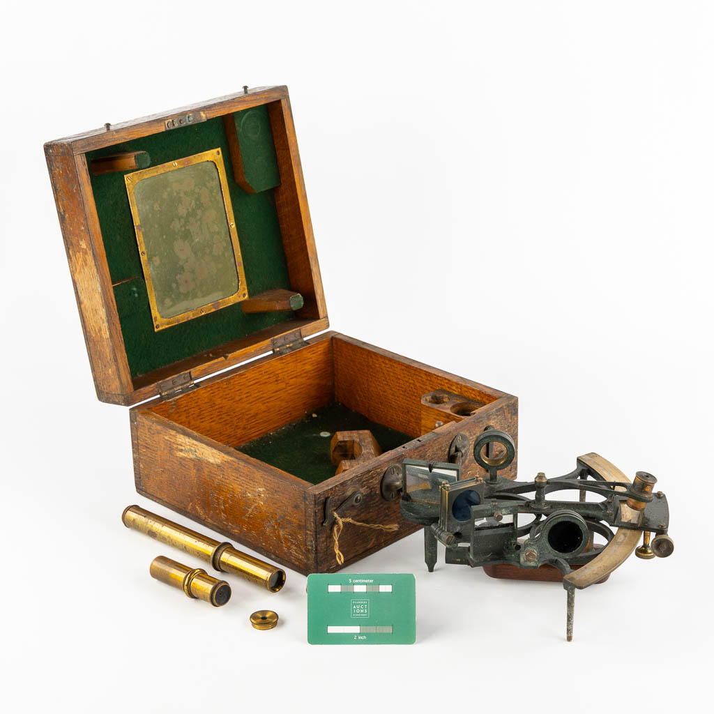 Bayne & Smith, Antwerp. A sextant in the original box, 19th C. (L:26 x W:25 x H:13 cm)