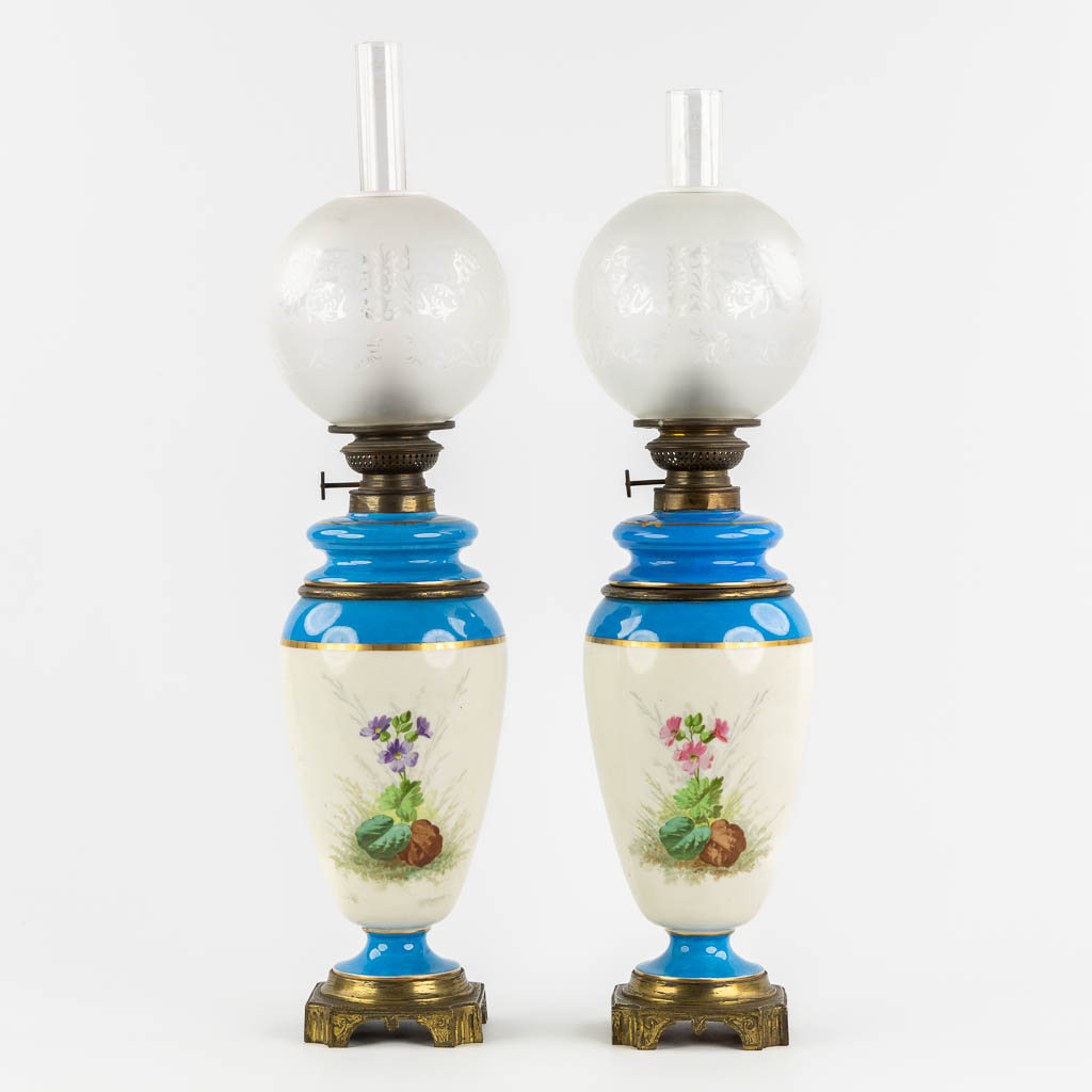 A pair of oil lamps, hand-painted porcelain. 19th C. (H:69 cm)