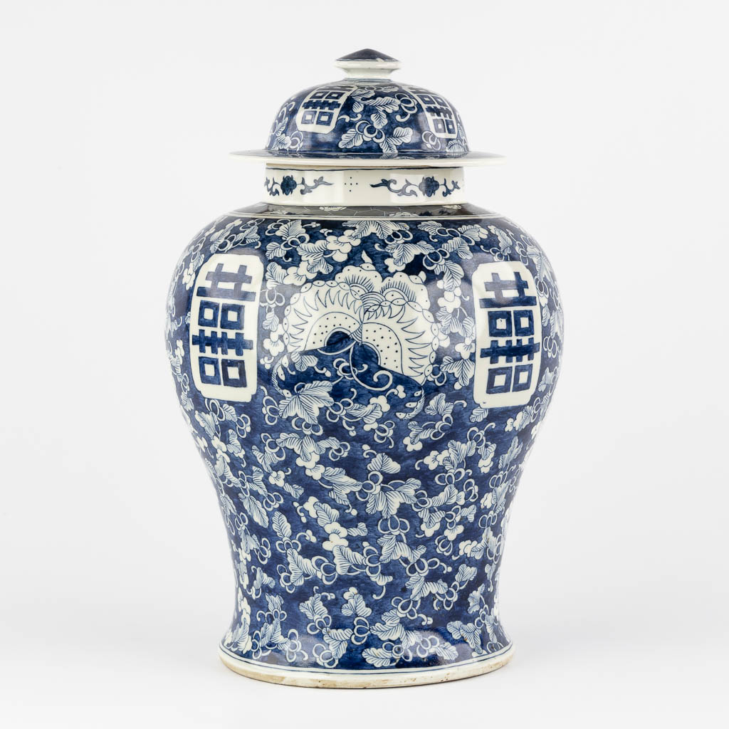 Een Chinese balustervaas met blauw-wit decor van prunus en dubbele Xi. 19de/20ste eeuw. (H:42 x D:26 cm)