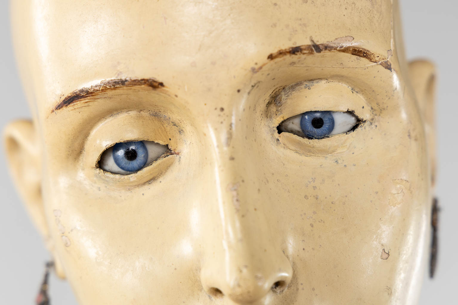 Een antiek beeld, hout met glazen ogen en beweegbare ledematen. Portugal, 19de eeuw. (L:56 x W:42 x H:125 cm)