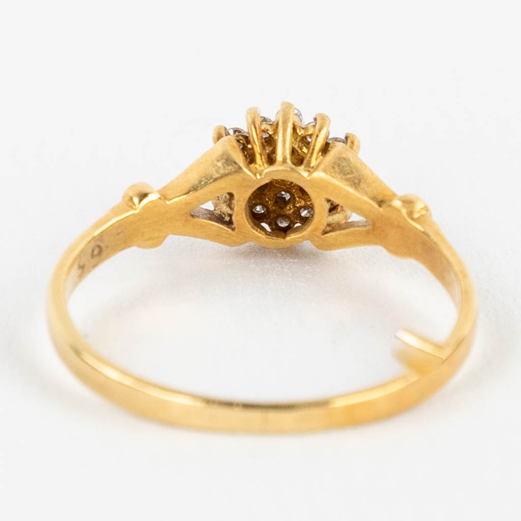 A yellow gold ring with brilliants. 18 karat. 2,81g. size: 56. 