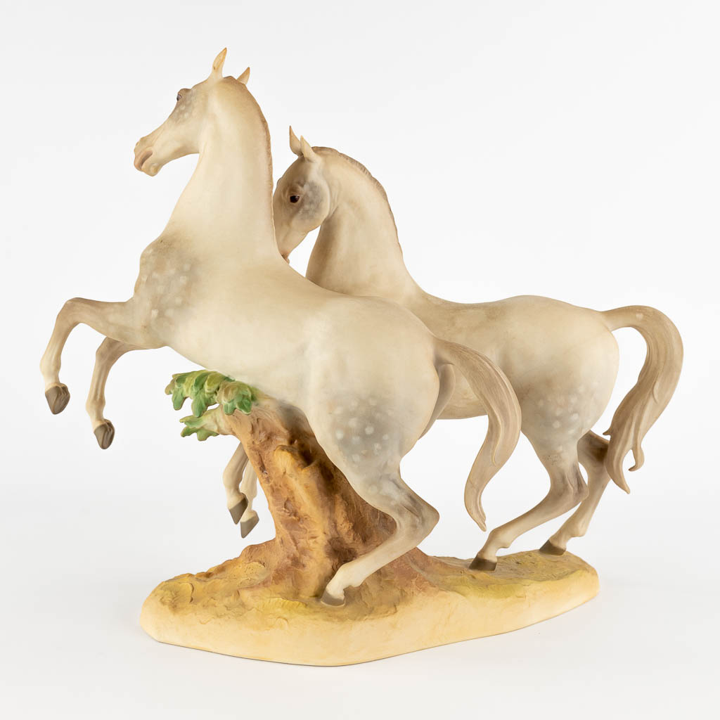 Hans ACHTZIGER (1918-2003) twee paarden, biscuit porselein voor Hutschenreuther. 20ste eeuw. (L:20 x W:41 x H:36 cm)