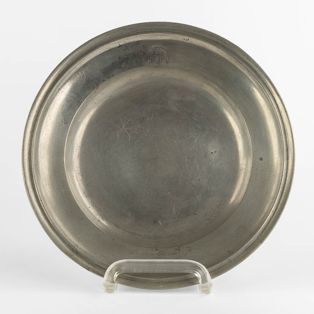 Een tinnen schaal, Ieper, Jacobus Van Daele (1735- 1785). (D:26,5 cm)