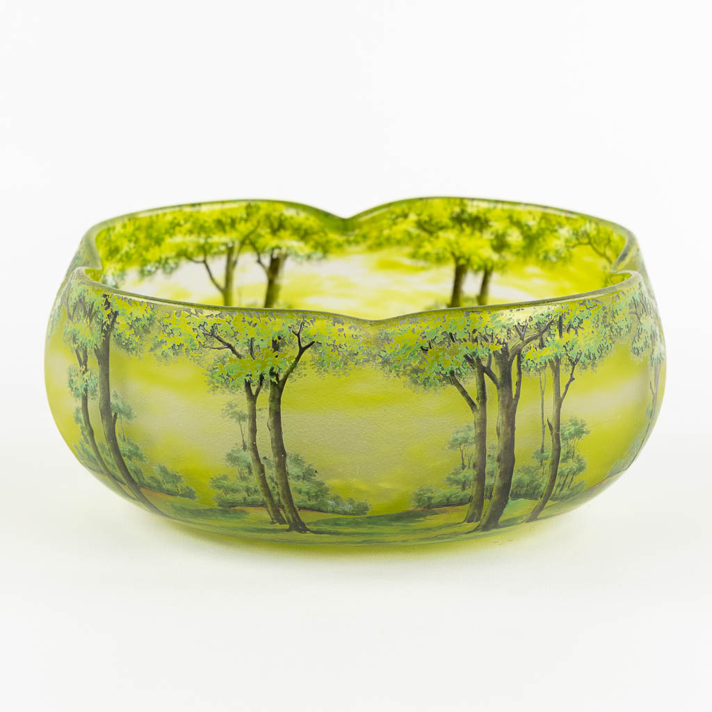 Daum Nancy, a large cameo bowl with a forest view. (H:9 x D:21 cm)