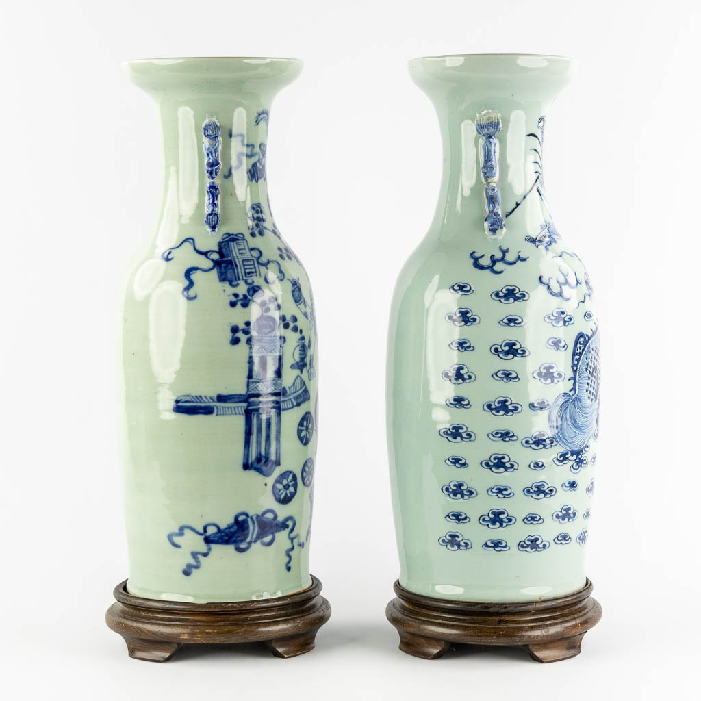 Twee Chinese vazen met blauw-wit decor, Foo hond en Feniks, Antiquiteiten. (H:58 x D:23 cm)