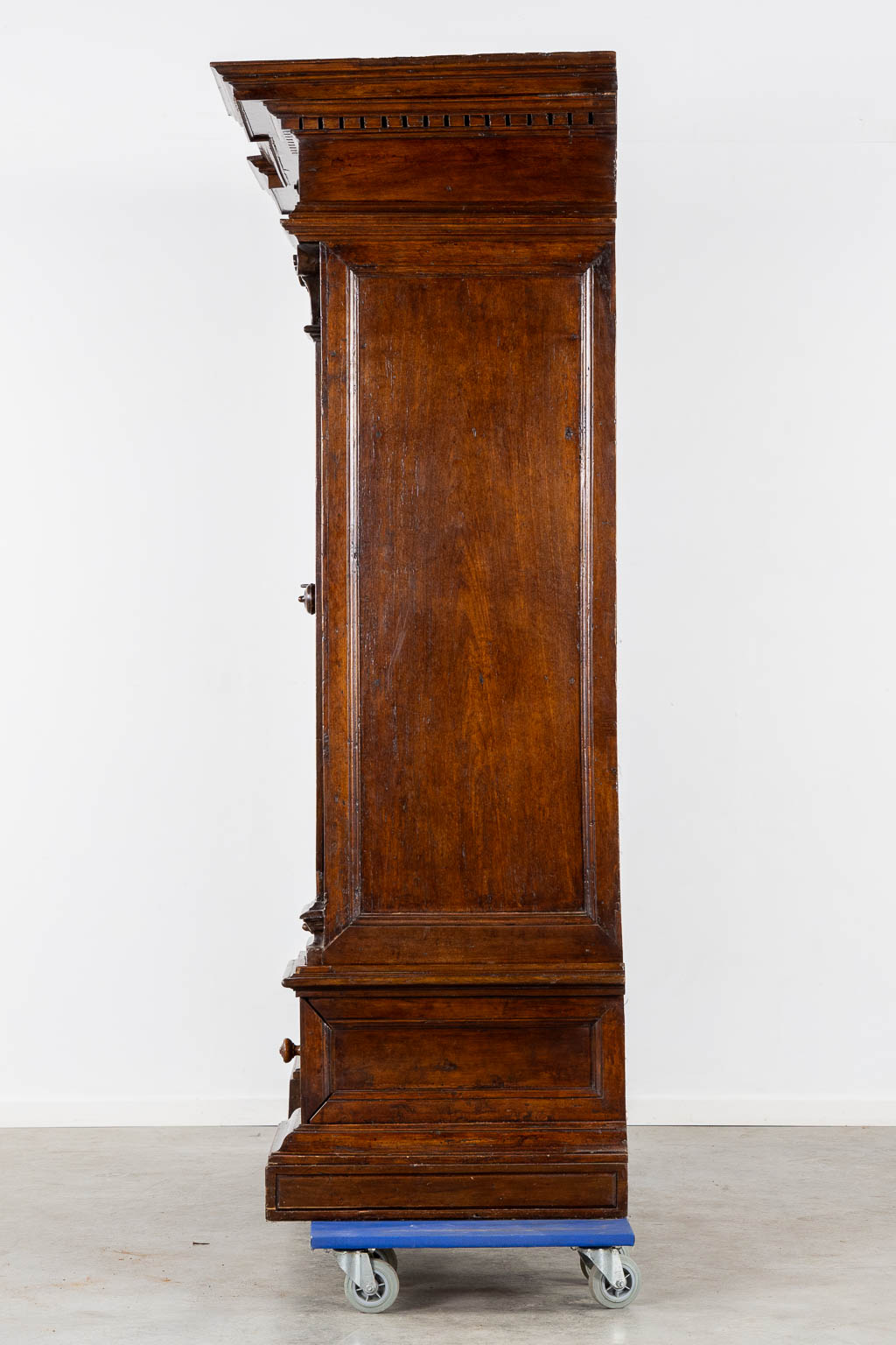 A Tuscany Column Cabinet, Exceptionally complete, Walnut. 17th C. (L:75 x W:188 x H:214 cm)