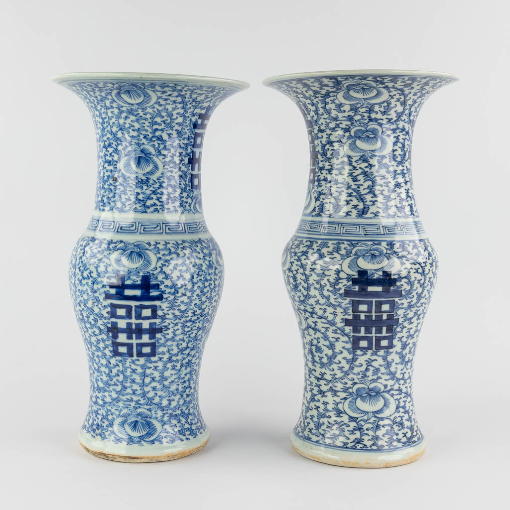 A pair of Chinese blue-white vases, Chenghua mark. 19th C. (H:41 x D:21,5 cm)