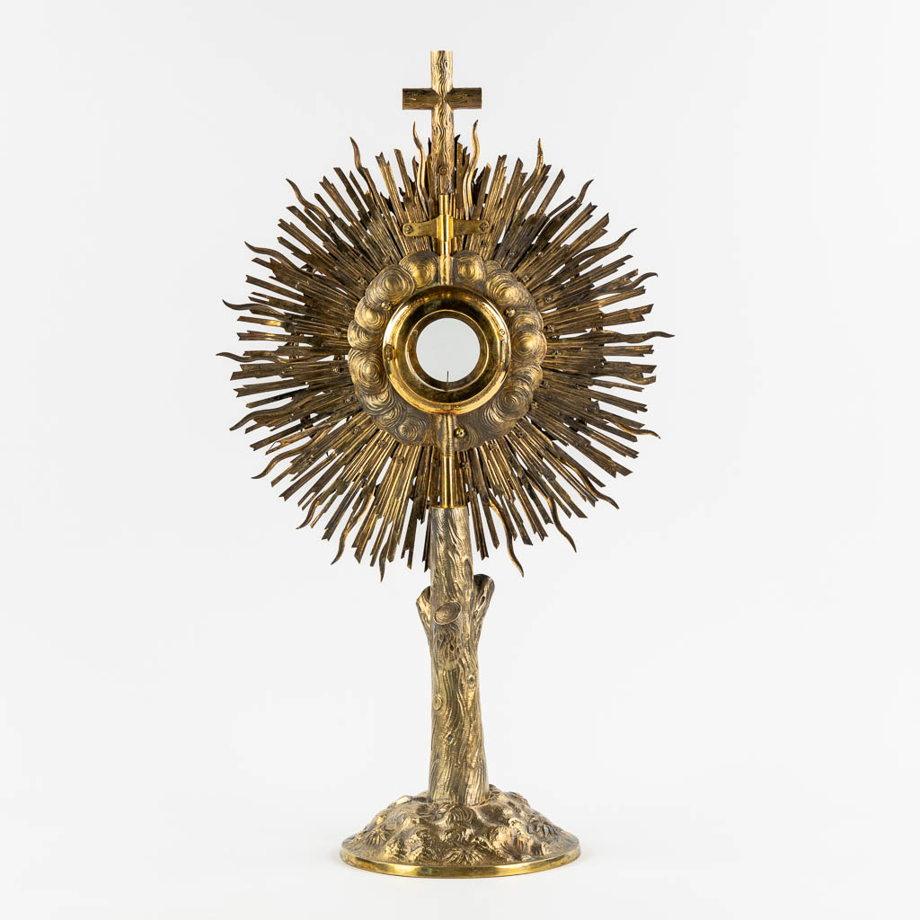 A sunburst monstrance with Sacred Heart, Crown of Thorns. gilt brass, 19th C. (L:19 x W:38,5 x H:67 cm)