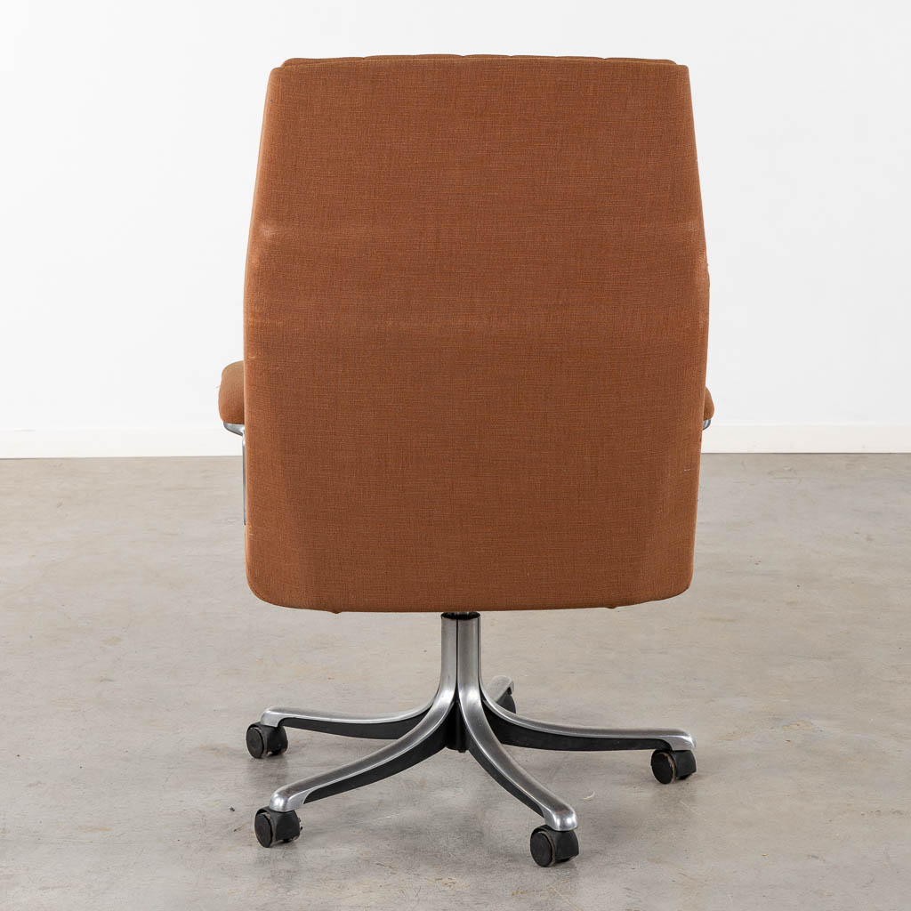 Osvaldo BORSANI (1911-1985) 'Office Chair, P125'. (L:72 x W:76 x H:106 cm)