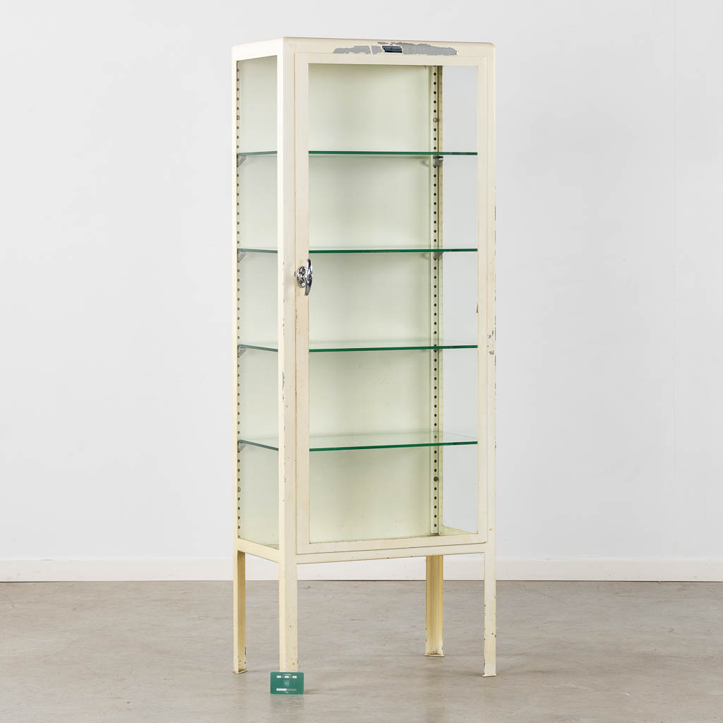 Een mid-century medicijnkast, doktersvitrine. Circa 1950. (L:38 x W:61 x H:165 cm)