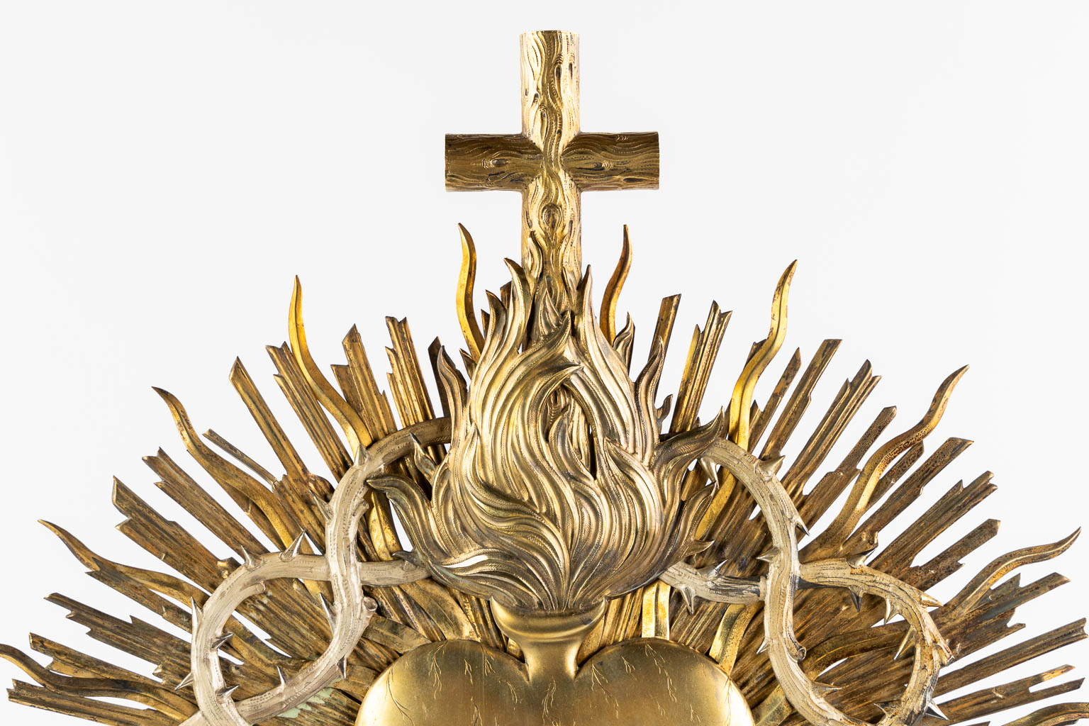 A sunburst monstrance with Sacred Heart, Crown of Thorns. gilt brass, 19th C. (L:19 x W:38,5 x H:67 cm)