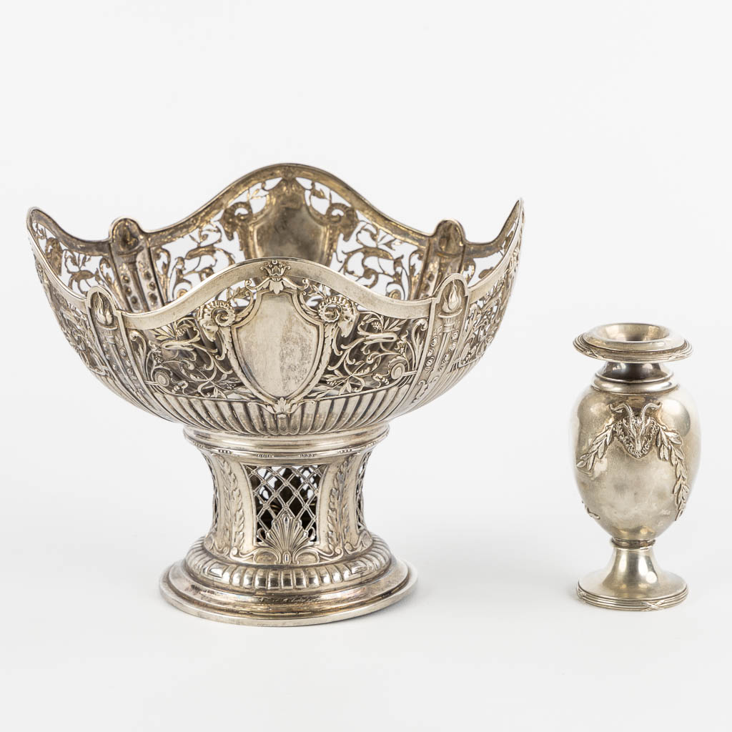 A silver vase and ajoured bowl, gross weight: 505g. (H:17 x D:22 cm)