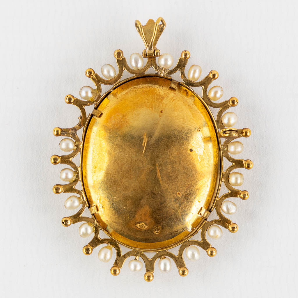 Three brooches with miniature portraits, 18kt and 14kt yellow gold. (H:5,2 cm)