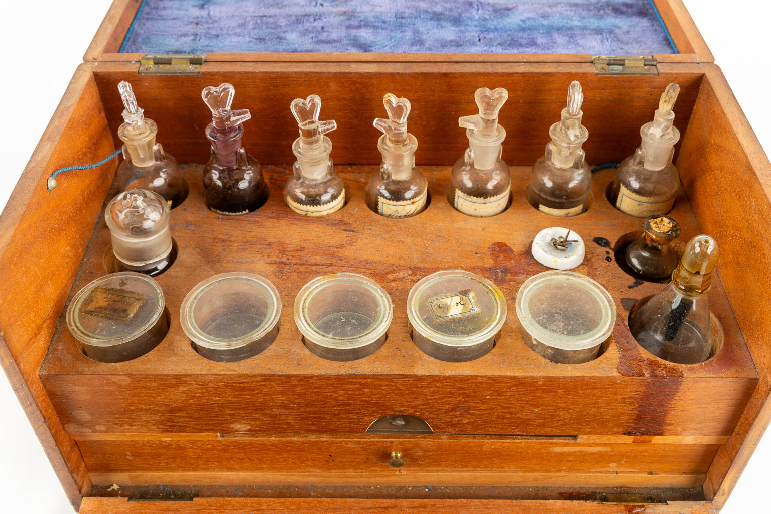 A mahogany wood box with glass bottles, probably a test kit. (L:17 x W:34,5 x H:20 cm)