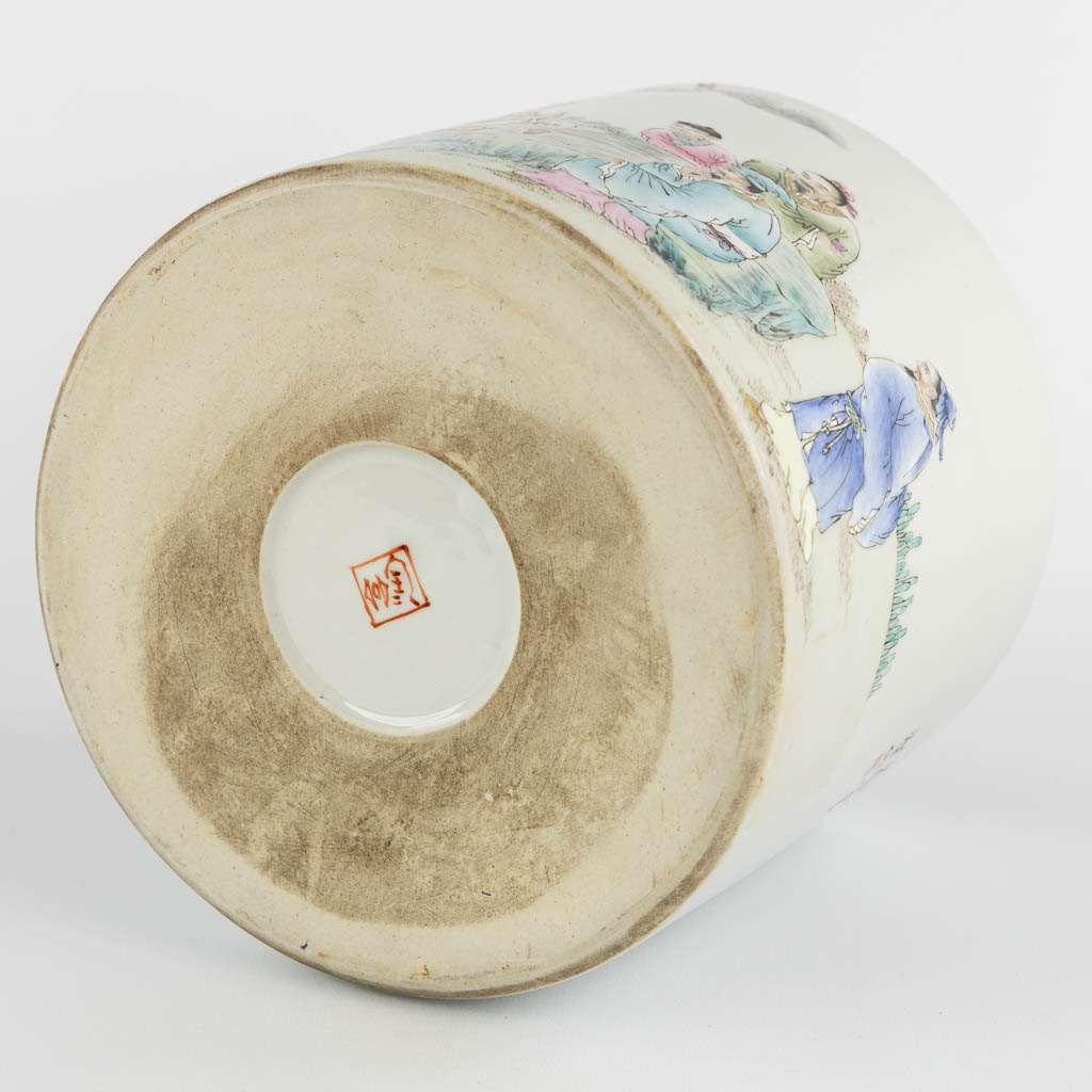 A large Chinese brush pot, finely painted with wise figurines and calligraphy. (H:18 x D:19 cm)