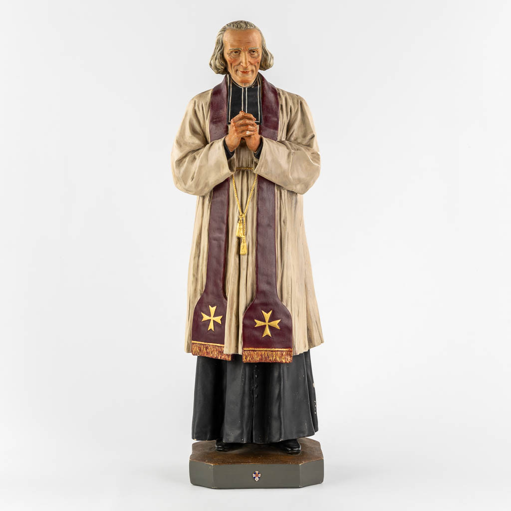 Johannes Maria Vianney, Priester van Ars, polychroom gips. (L:17,5 x W:18,5 x H:62 cm)