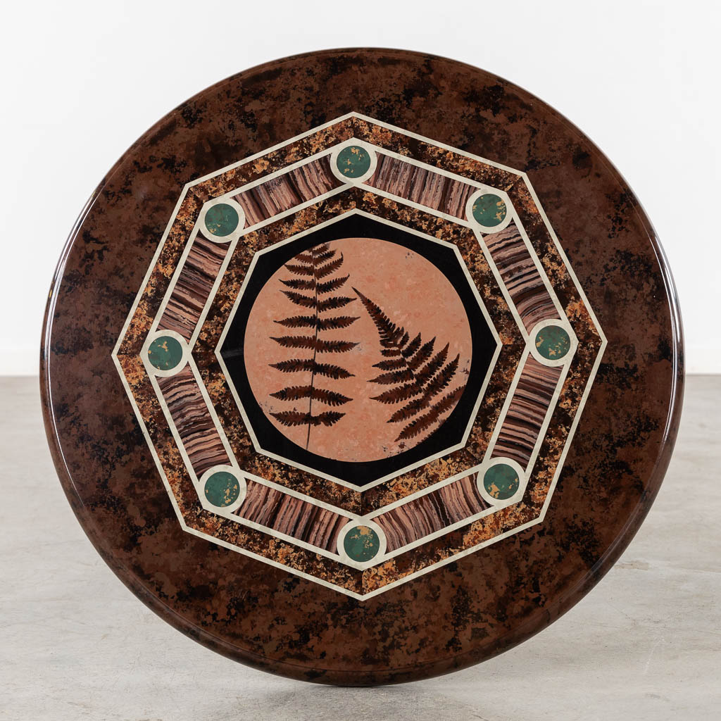 A decorative side table with a Fern and a geometric decor, 'Faux Marble'.