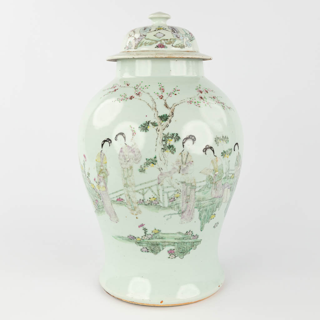 Een Chinese vaas en dekselvaas met decor van hofdames. 19de/20ste eeuw. (H: 58 x D: 23 cm)