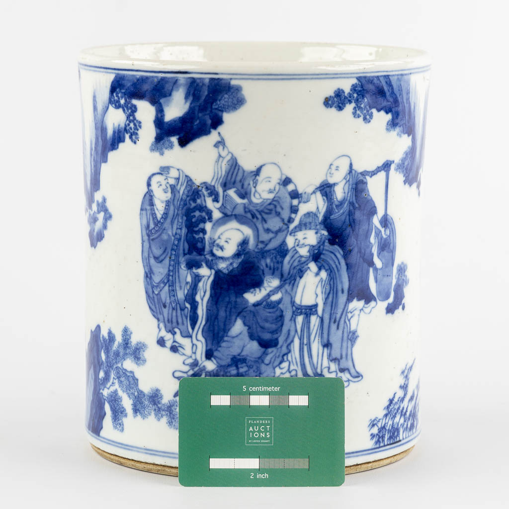 Een Chinese blauw-witte pot met decor van wijzen. 19de eeuw. (H:22 x D:20 cm)