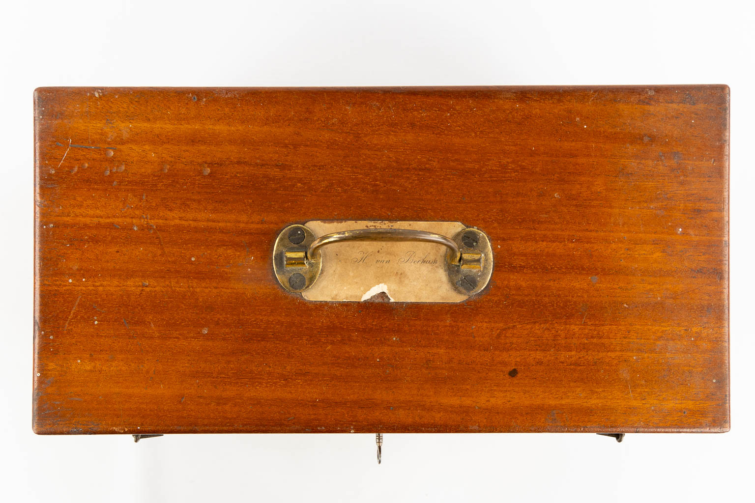 A mahogany wood box with glass bottles, probably a test kit. (L:17 x W:34,5 x H:20 cm)